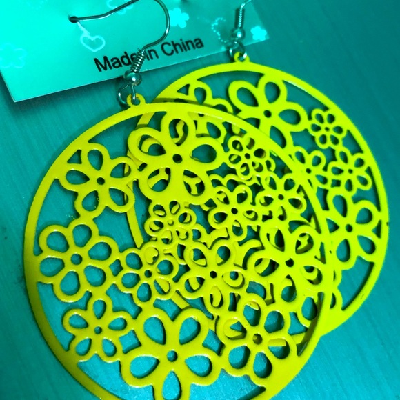 🌼Princess Flower Daisy Earrings with fish Hook Da - Picture 2 of 6